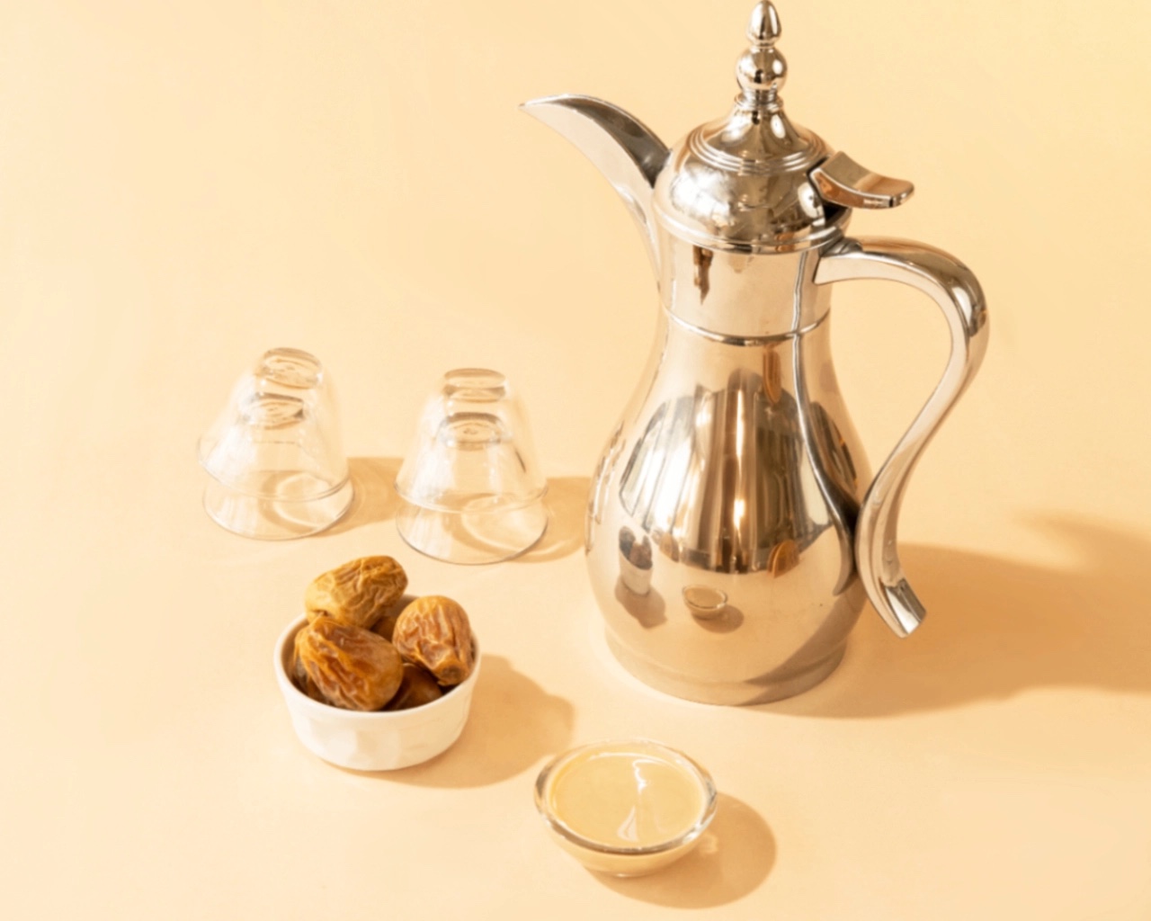 دلة قهوة مع ضيافة