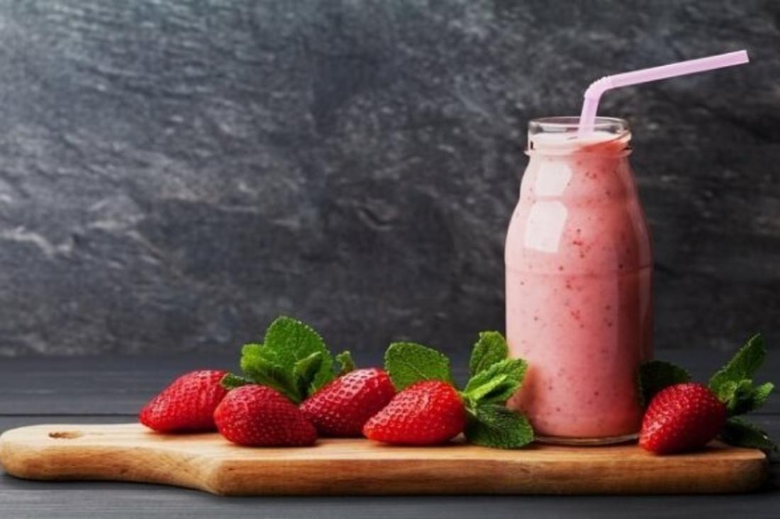 عصير فراوله بالحليب